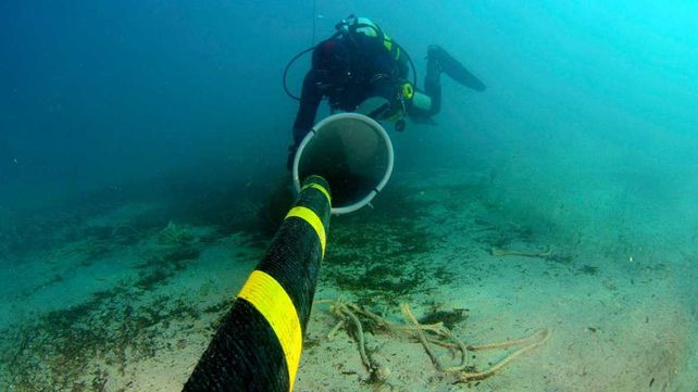 Un buzo trabaja en la reparación de un cable submarino.&nbsp;