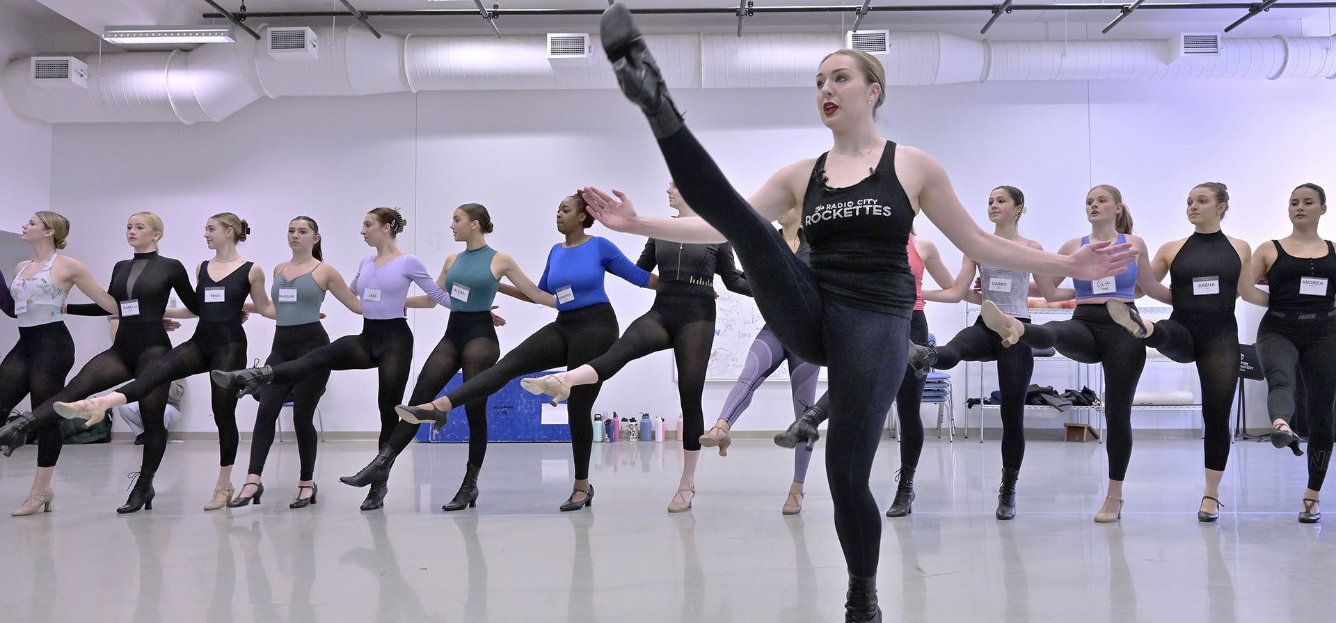 Curso de Técnica de Danza de Precisión de las Rockettes el viernes 10 de febrero de 2023, en el Conservatorio de Boston en Berklee en Boston. (Foto AP/Josh Reynolds)