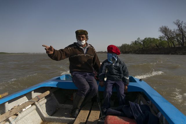 Lázaro prefiere aprender los secretos de la pesca artesanal con su abuelo El Turco que ir a la escuela.