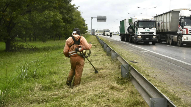 Trabajadores de Vialidad Nacional cortando los yuyos en Circunvalación&nbsp;