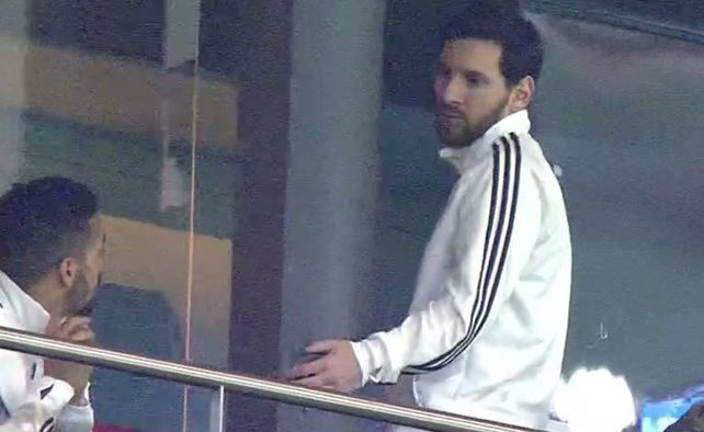 De salida. Leo Messi se levantó del palco luego del 6-1 de España sobre Argentina.&nbsp;