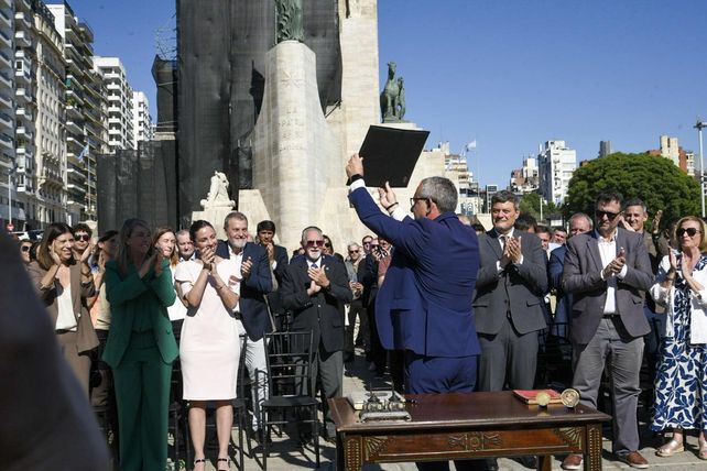Rosario lo hizo. El intendente Pablo Javkin encabezó el acto de promulgación de la autonomía municipal en un acto en el Monumento