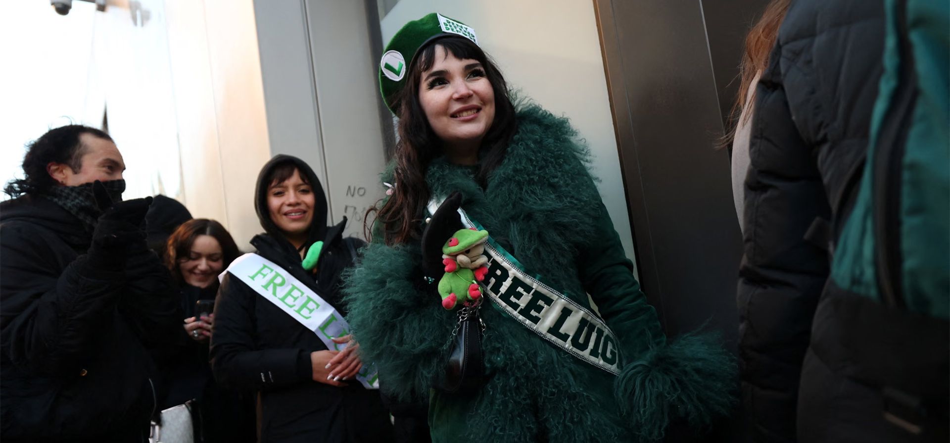 Partidarios de Luigi Mangione frente al tribunal penal de Manhattan, antes de su vista previa al juicio. Mangione está acusado de matar al CEO de UnitedHealthcare, Brian Thompson, el pasado diciembre, Nueva York, EE. UU.. Fotografía: Mike Segar/Reuters Partidarios de Luigi Mangione frente al tribunal penal de Manhattan, antes de su vista previa al juicio. Mangione está acusado de matar al CEO de UnitedHealthcare, Brian Thompson, el pasado diciembre, Nueva York, EE. UU.. Fotografía: Mike Segar/Reuters