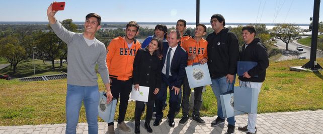 Despedida. El gobernador felicitó a los alumnos por la iniciativa y el esfuerzo.