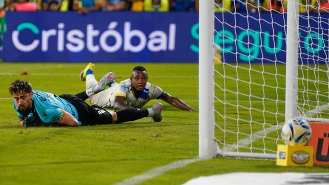 La pelota ya está en la red y será el gol del triunfo de Central