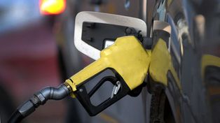 Las petroleras advierten que aumentan la refinación mes a mes, pero nada alcanza.
