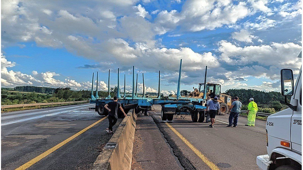 Por el mal estado de la ruta 14 perdió el control del camión