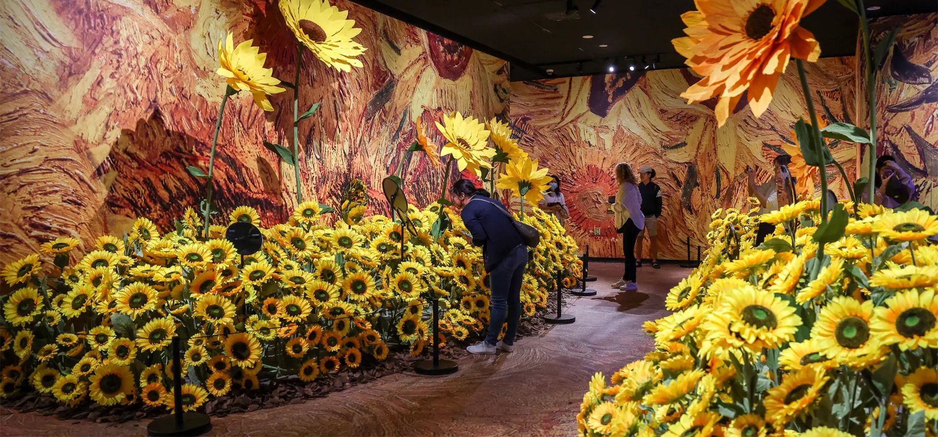 Shanghái, China. Los visitantes contemplan la exposición Meet Van Gogh Immersive Light and Shadow, un viaje y una experiencia interactiva a través de la vida del pintor holandés. Fotografía: Zhe Ji/Getty Images