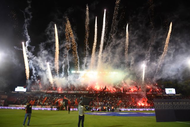 Lo juegan de afuera. Los hinchas son el plus de los rojinegros cuando juegan en el Marcelo Bielsa.&nbsp;