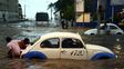 Evacúan a turistas varados en Acapulco por tormentas que siguen amenazando México