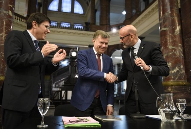 reconocimiento. Chartier (centro) estrecha la mano del rector de la UNR.
