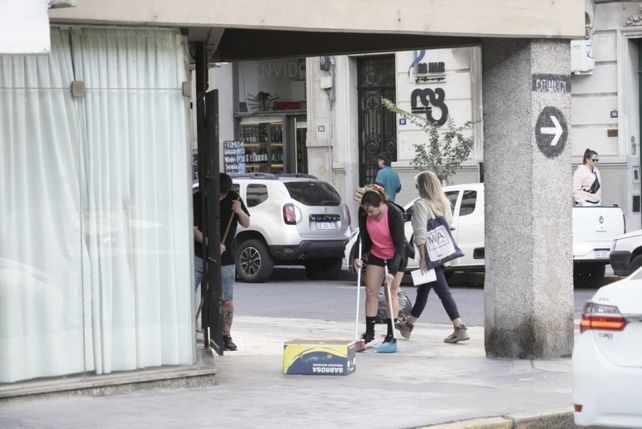 La pareja sali&oacute; a barrer la vereda luego de la denuncia.