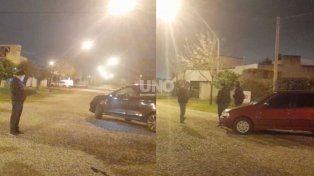 Vecinos del barrio La Pradera en una guardia nocturna por las calles.