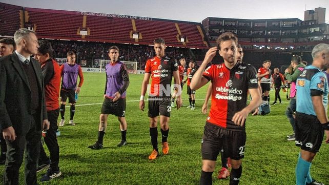 Colón arrancó con todo pero después terminó sumando un punto ante Aldosivi
