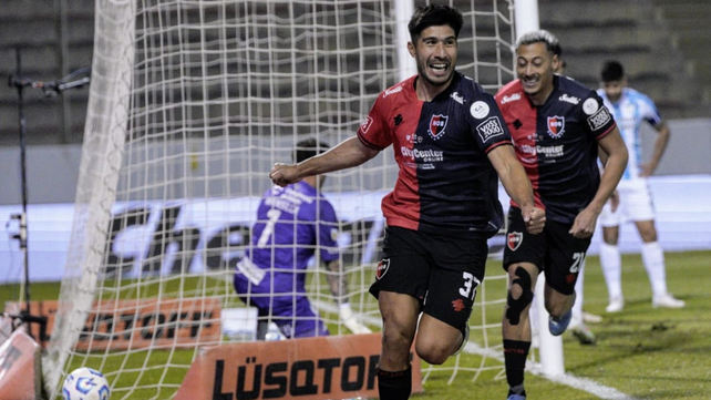 Luciano Lollo convirtió y celebra el gol de Newell's.