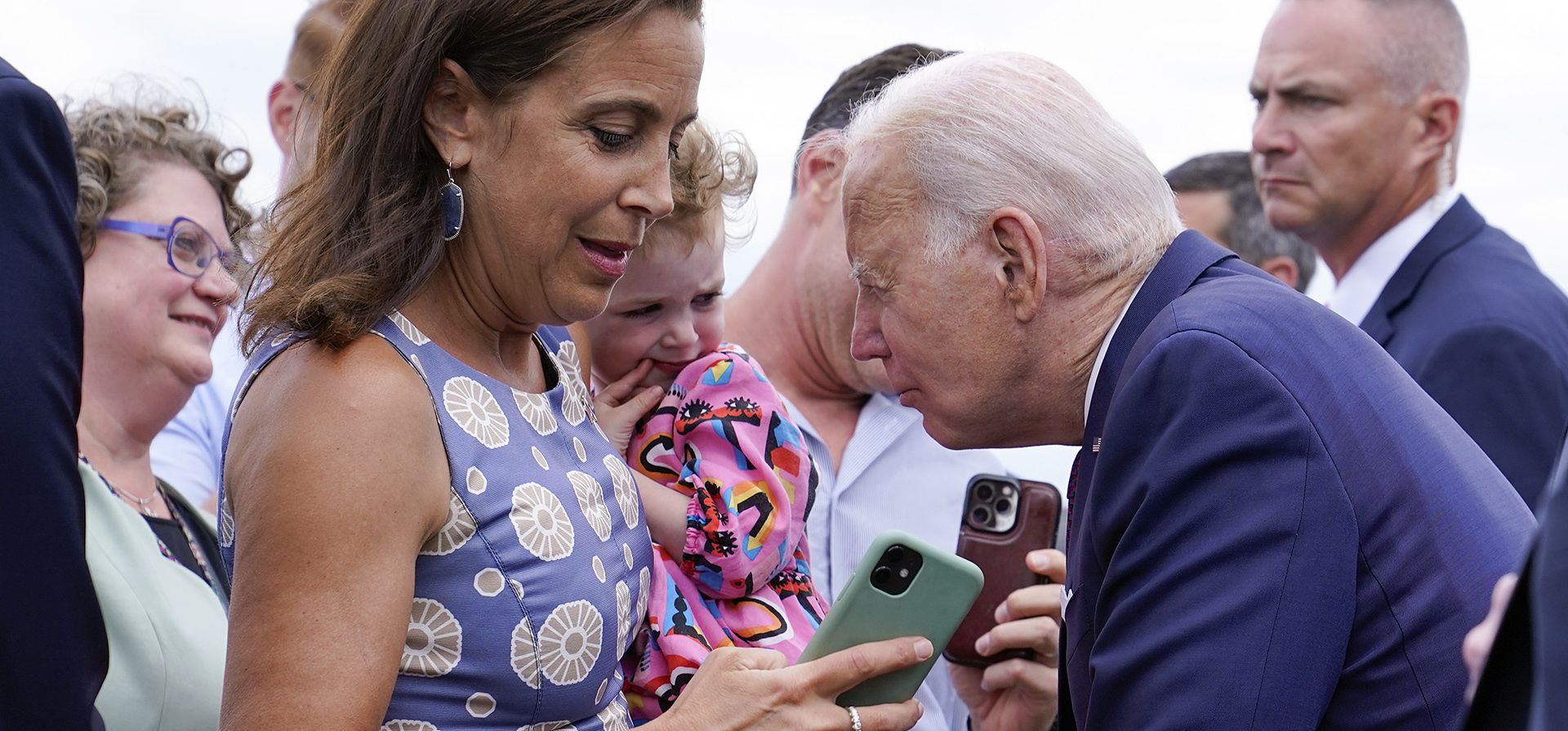 El presidente Joe Biden habla con un niño mientras saluda a los miembros del personal de la embajada y sus familias antes de abordar el Air Force One en el Aeropuerto Internacional Helsinki-Vantaan en Helsinki, Finlandia, el jueves 13 de julio de 2023. (Foto AP/Susan Walsh) El presidente Joe Biden habla con un niño mientras saluda a los miembros del personal de la embajada y sus familias antes de abordar el Air Force One en el Aeropuerto Internacional Helsinki-Vantaan en Helsinki, Finlandia, el jueves 13 de julio de 2023. (Foto AP/Susan Walsh)