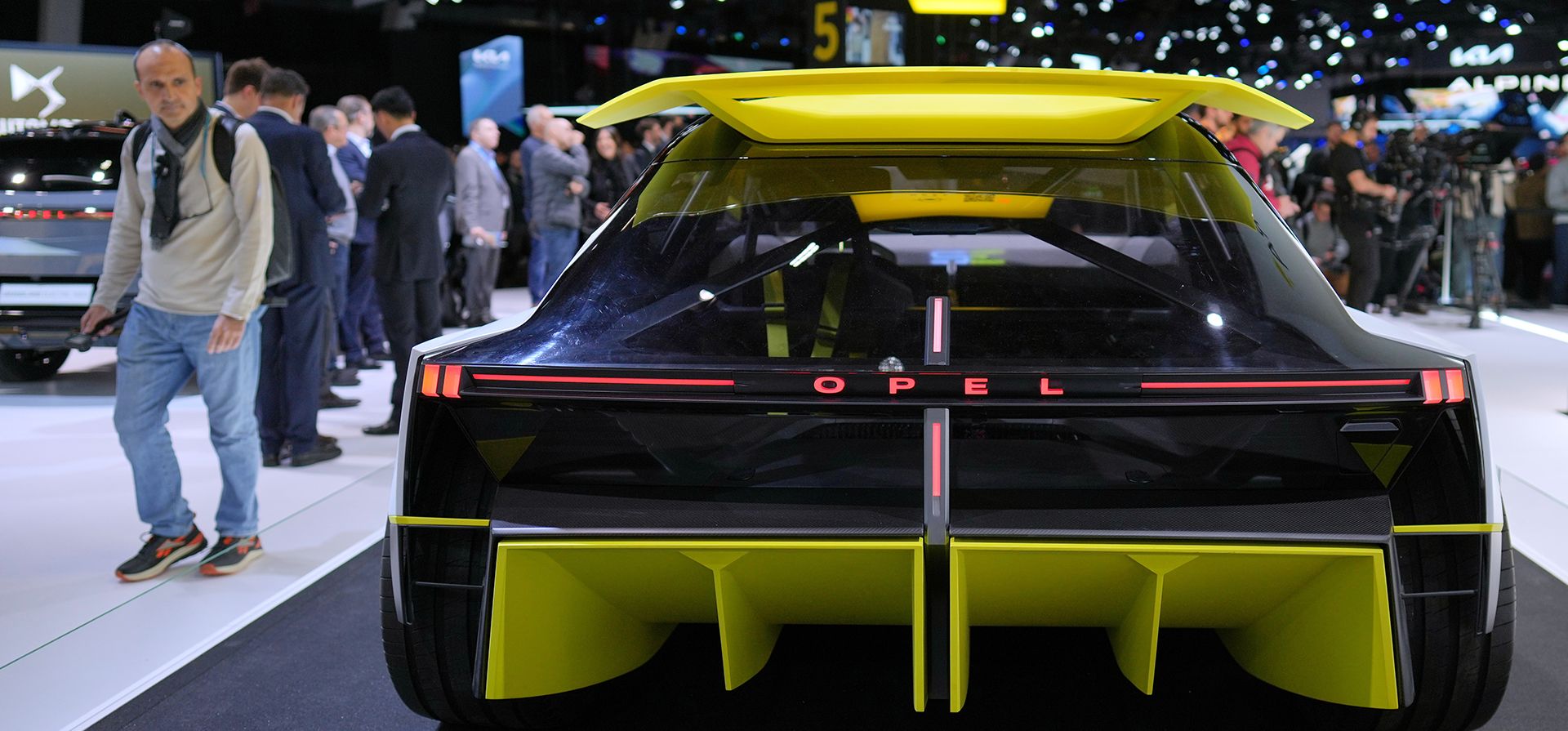 Un hombre pasa junto al nuevo Opel Corsa GS durante la presentación a los medios en el Salón del Automóvil de Bruselas, el viernes 9 de enero de 2026. (Foto AP/Virginia Mayo) Un hombre pasa junto al nuevo Opel Corsa GS durante la presentación a los medios en el Salón del Automóvil de Bruselas, el viernes 9 de enero de 2026. (Foto AP/Virginia Mayo)