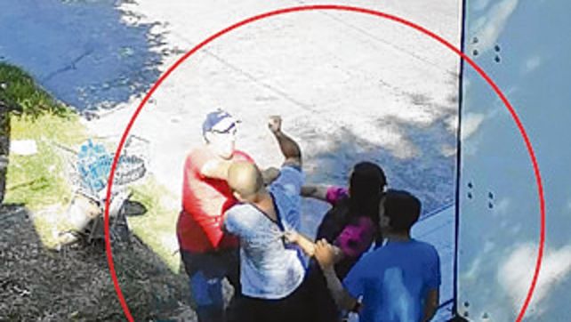 la plata. Pelea en un s&uacute;per.