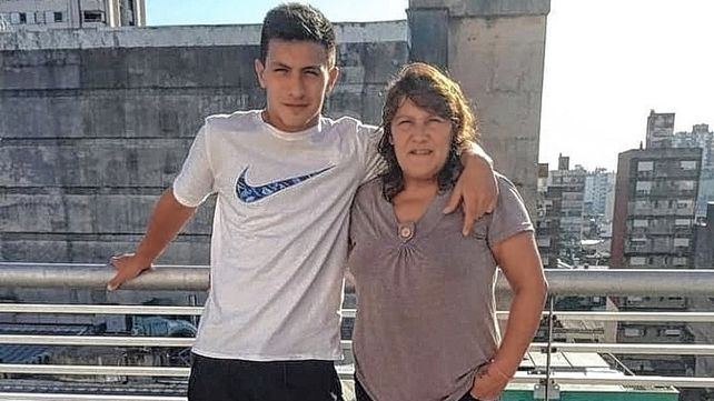 Lisandro Martínez y su mamá en Gualeguay. El jugador de la Selección Argentina llegó a la final de la Copa América.&nbsp;