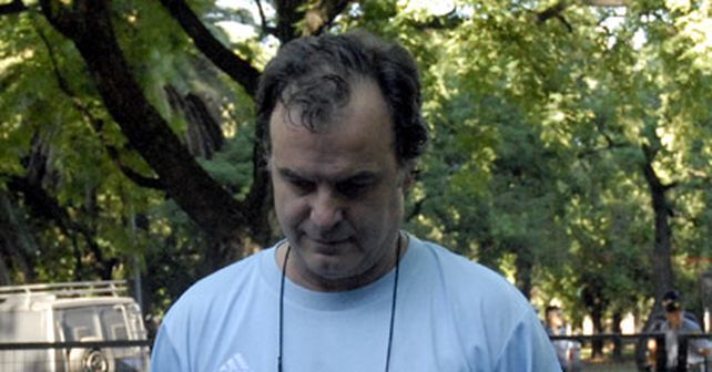 Bielsa no quiere ser ciudadano ilustre: Me ubicar&iacute;a en un sitio demasiado importante