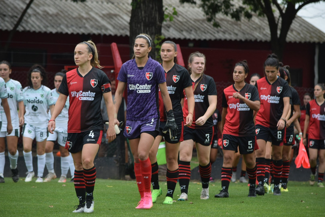 Newells sale al terreno de juego donde el sábado le ganó 3 a 0 a Sarmiento en semifinales.