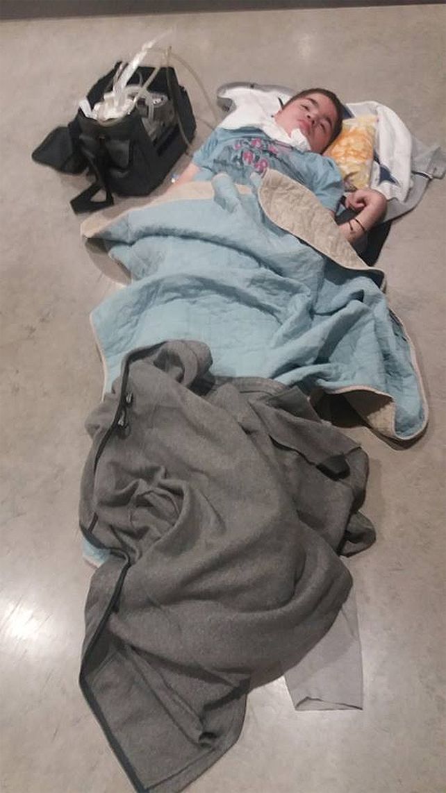La conmovedora imagen de un chico argentino en Londres: perdieron su silla de ruedas y pasó horas en el suelo