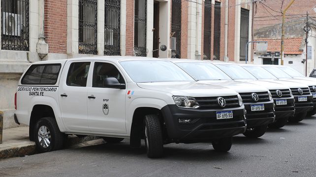 Se entregaron diez camionetas para el traslado de efectivos policiales.