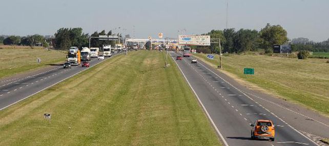La autopista Rosario-Buenos Aires a la altura del peaje de General Lagos. En esa zona hay varias estaciones de servicio.