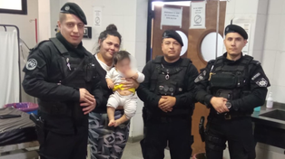 Nadia con Giovanni en brazos, junto a los policías Federico Ruiz, Iván Czerwiec y Facundo Benítez. Una historia con final feliz en Villa Gobernador Gálvez.&nbsp;
