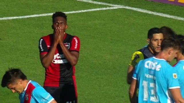 De no creer. Neicer Reasco vio la segunda tarjeta amarilla a los 43 minutos y su cara lo dice todo.