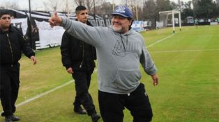 A Maradona le repararon el bypass gástrico para ver si baja 35 kilos