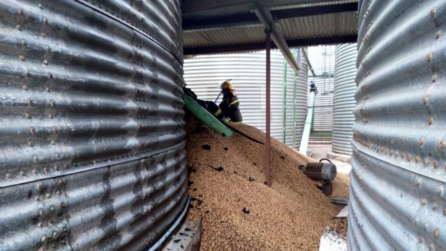 Bomberos Voluntarios Villaguay controlaron incendio en silos con 100 toneladas de soja