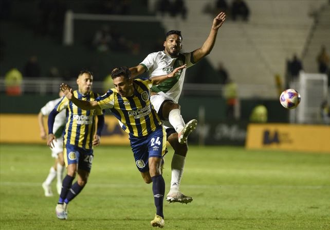 Bianchi la pelea, mientras Candia observa desde atrás. Hasta aquí, Russo le dio toda la confianza al uruguayo.