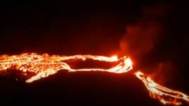 Después de 800 años, un río de lava fluye de un volcán en Islandia