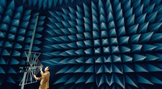 La cámara anecoica disminuye las ondas sonoras a niveles impensados.