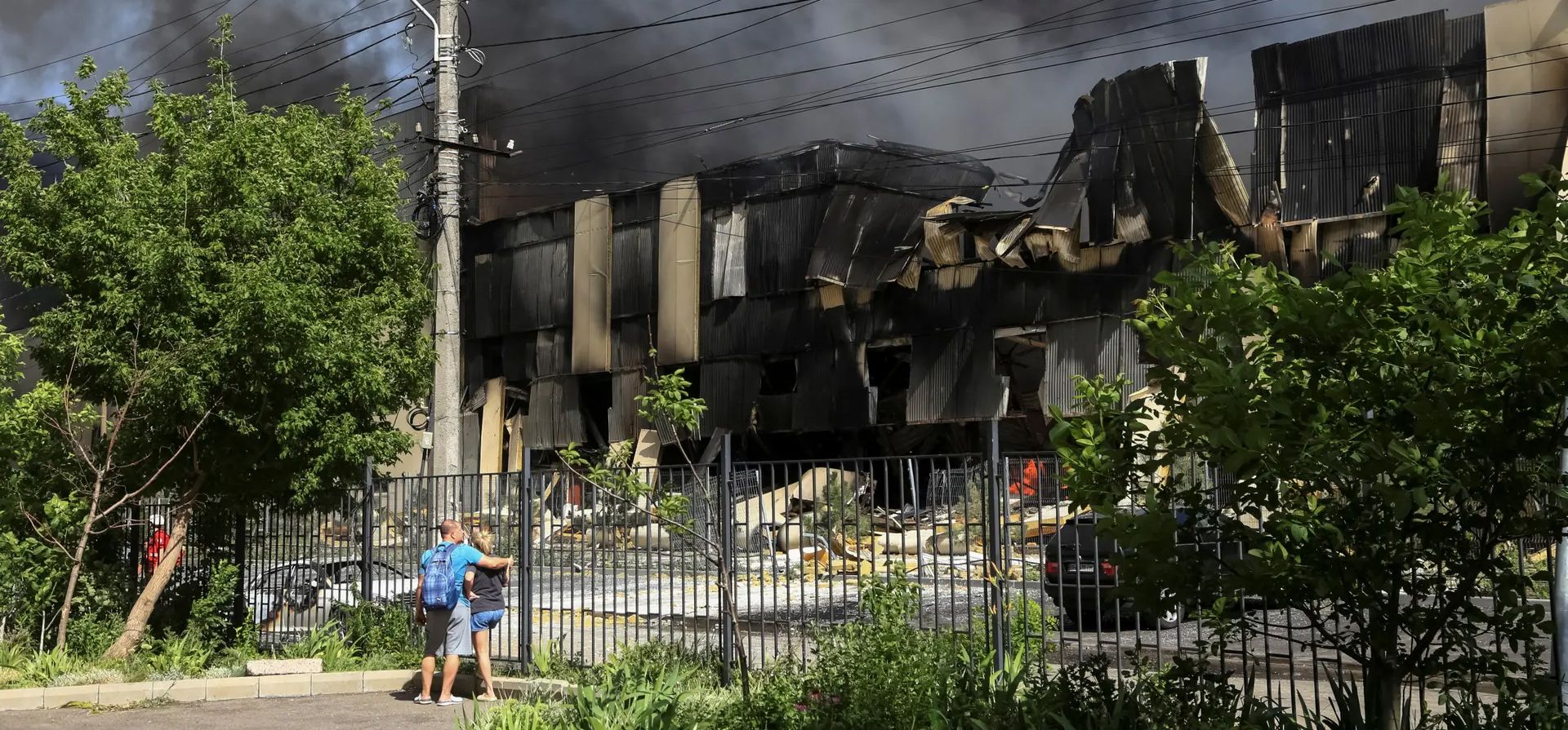 La gente mira el lugar de un ataque con misiles rusos, Odesa, Ucrania. Fotografía: Serhii Smolientsev/Reuters La gente mira el lugar de un ataque con misiles rusos, Odesa, Ucrania. Fotografía: Serhii Smolientsev/Reuters