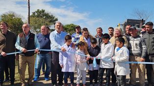Corte de cintas. Una de las inauguraciones de caminos, clave para alumnos y comerciantes de los pueblos.