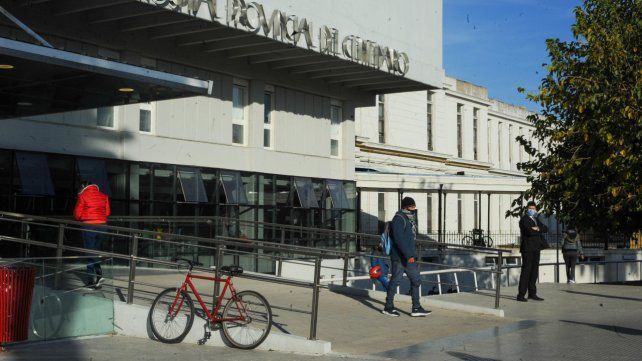 La mujer apuñalada en el cuello fue derivada al Hospital Centenario. Quedó en observación. Su agresor es buscado por la policía