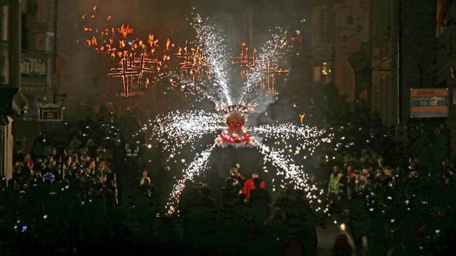 Celebración anual de la noche de la hoguera de Lewes