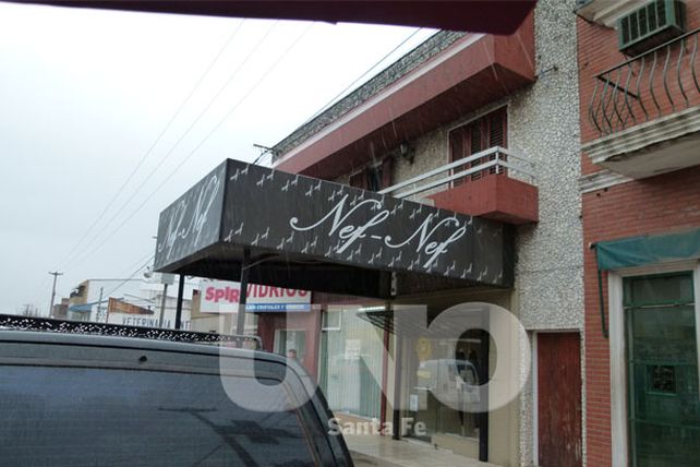 Engaña y roba a una familia disfrazado de agente policial