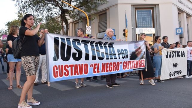 El jueves la sociedad sanlorencina marchó reclamando Justicia por el crimen del camarógrafo Gustavo Gutiérrez.