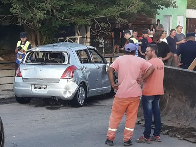 El auto de Fiorella arriba del puente. 