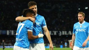Napoli goleó a Cremonese y sigue vivo en el Calcio