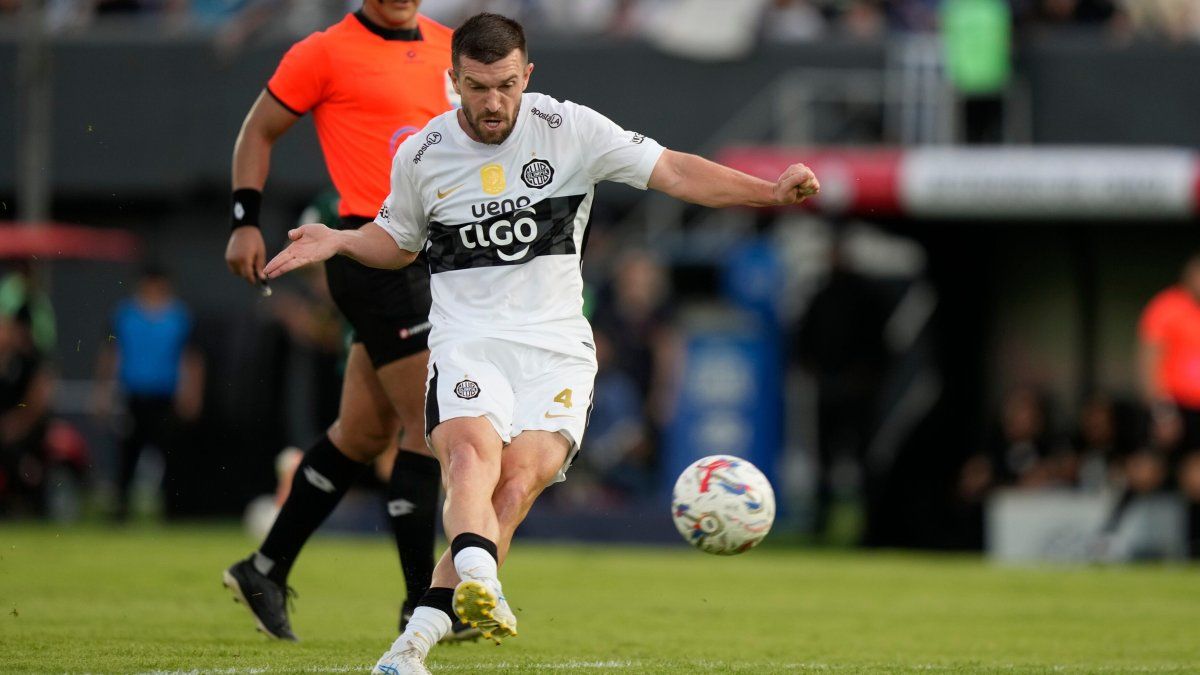 Tim Payne debutó con un golazo en el triunfo de Olimpia de Paraguay