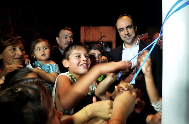 Se inauguraron 100 columnas de iluminación para 4 barrios del oeste