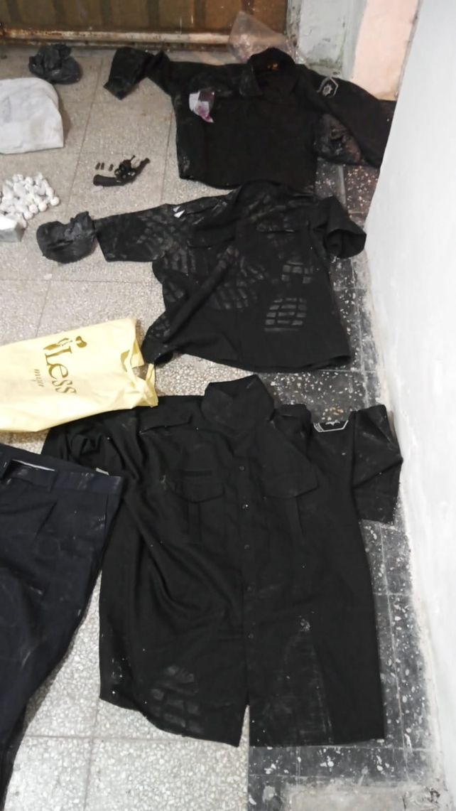 Hallan bolsas con uniformes policiales, cocaína y un arma en una casa en venta en Nuevo Alberdi