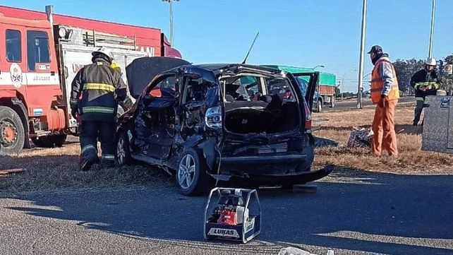 Dos adultos muertos y dos niños heridos en choque entre un micro y un automóvil en Arrufó
