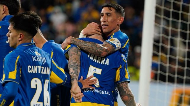 Toda de Ibarra. Di María abraza al volante tras el 2 a 0 de Central ante Huracán.