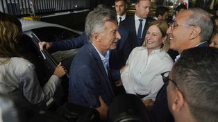 Mauricio Macri llega a la Bolsa de Comercio para participar de una reunión con empresarios. Lo recibe la vicegobernadora Gisela Scaglia.