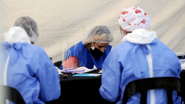 La tercera ola impacta con fuerza y las autoridades buscan aliviar al sistema sanitario